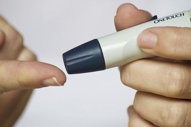 вземане на кръвни проби за измерване на захар при диабет